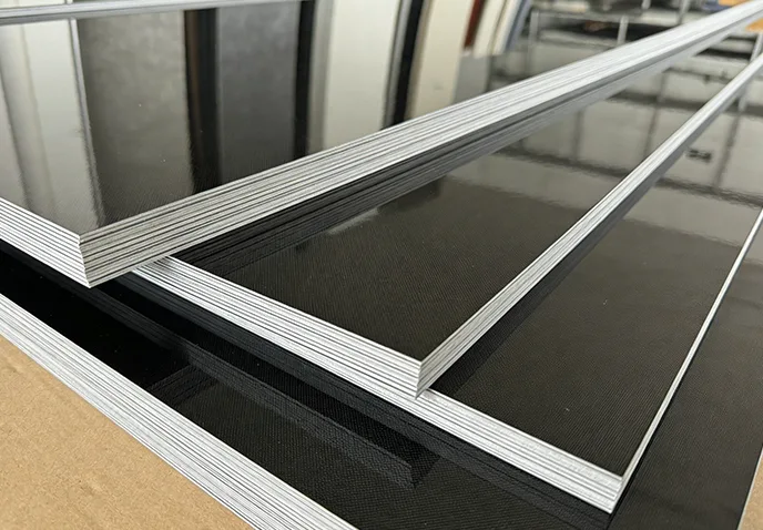 Les caractéristiques du panneau mural en cristal de carbone miroir PET.